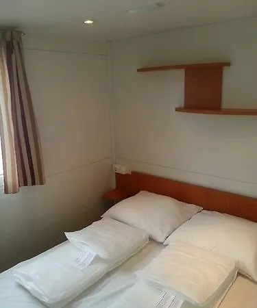 מלון Holiday Chalets Camping Class 3*