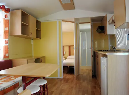 Holiday Chalets Camping Class מלון 3*