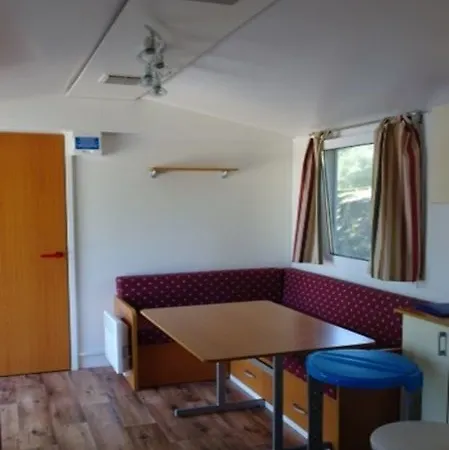 מלון Holiday Chalets Camping Class 3*
