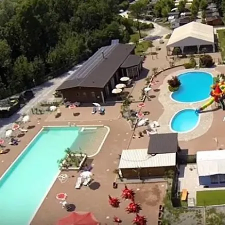 Holiday Chalets Camping Class מלון 3*