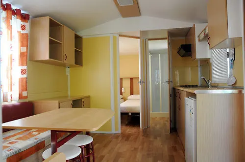 Holiday Chalets Camping Class Otel 3*