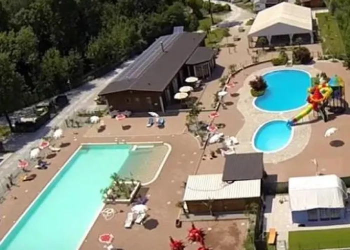 Holiday Chalets Camping Class Otel 3*